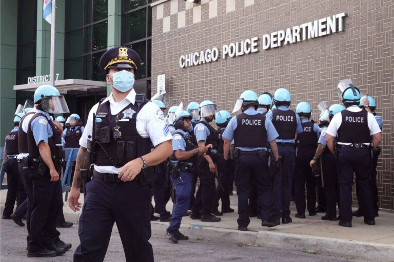 Chicago judge puts temporary hold on vax mandate for cops