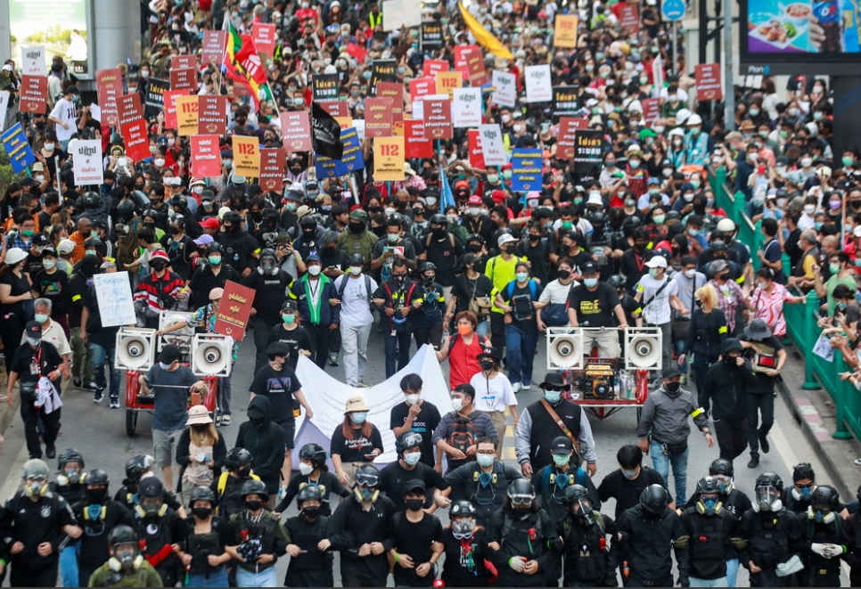 watch-massive-crowds-of-protesters-in-thailand-demand-end-to-absolute