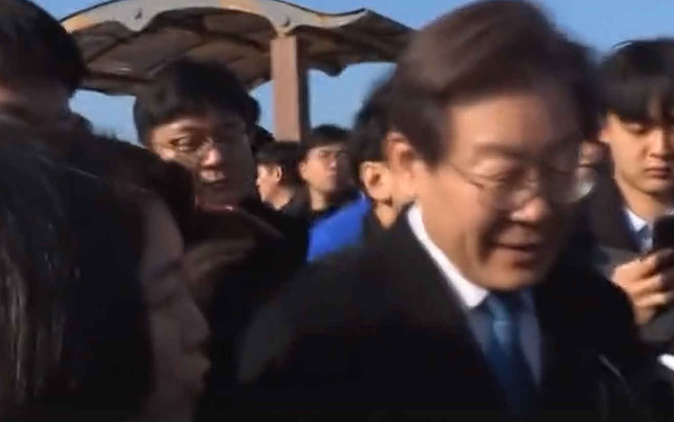 Graphic Video: South Korean Opposition Leader Stabbed In Neck - Daily ...