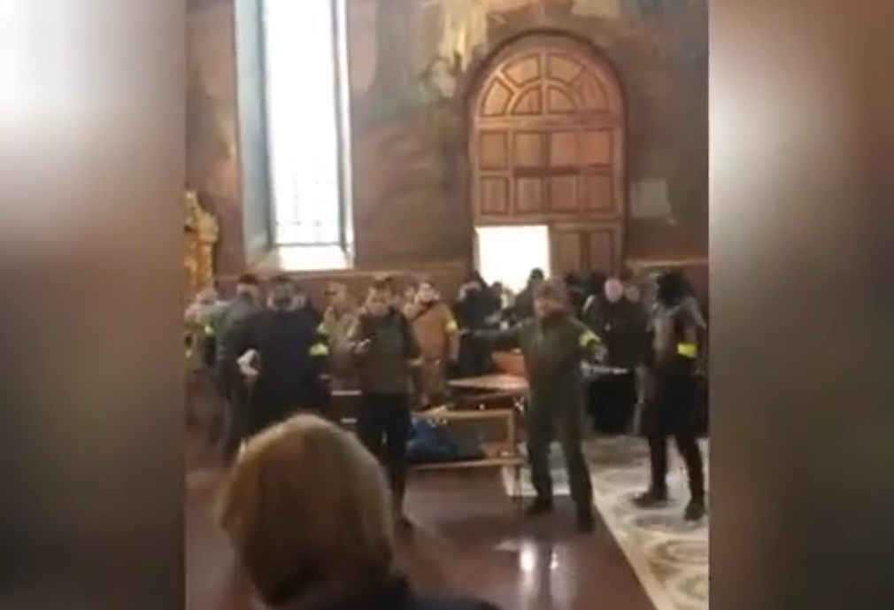 Watch Armed raid on Ukrainian Orthodox church sparks violent