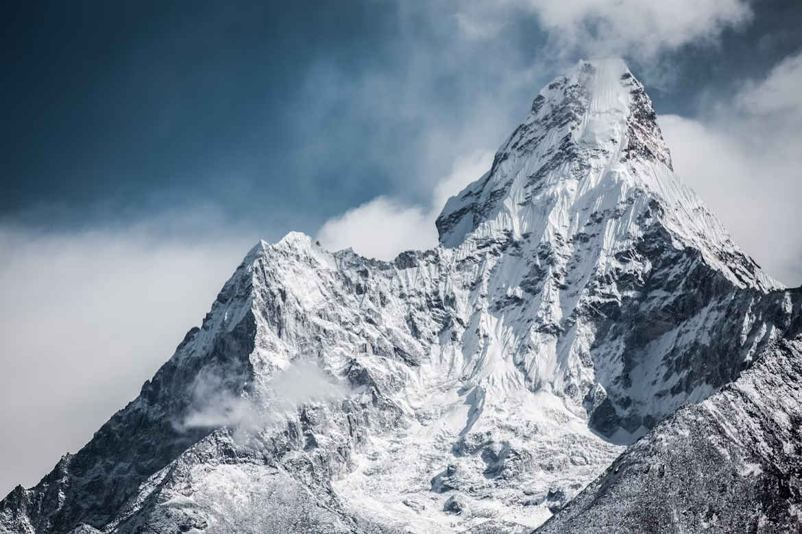 Mt Everest storm news