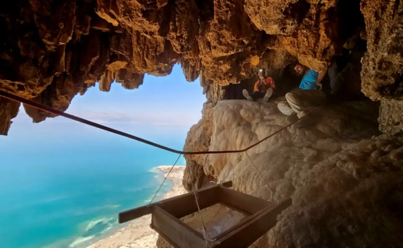 Ancient Roman swords unearthed in Judean desert cave stun archaeologists 1 Researchers find ancient Roman swords in Judean desert