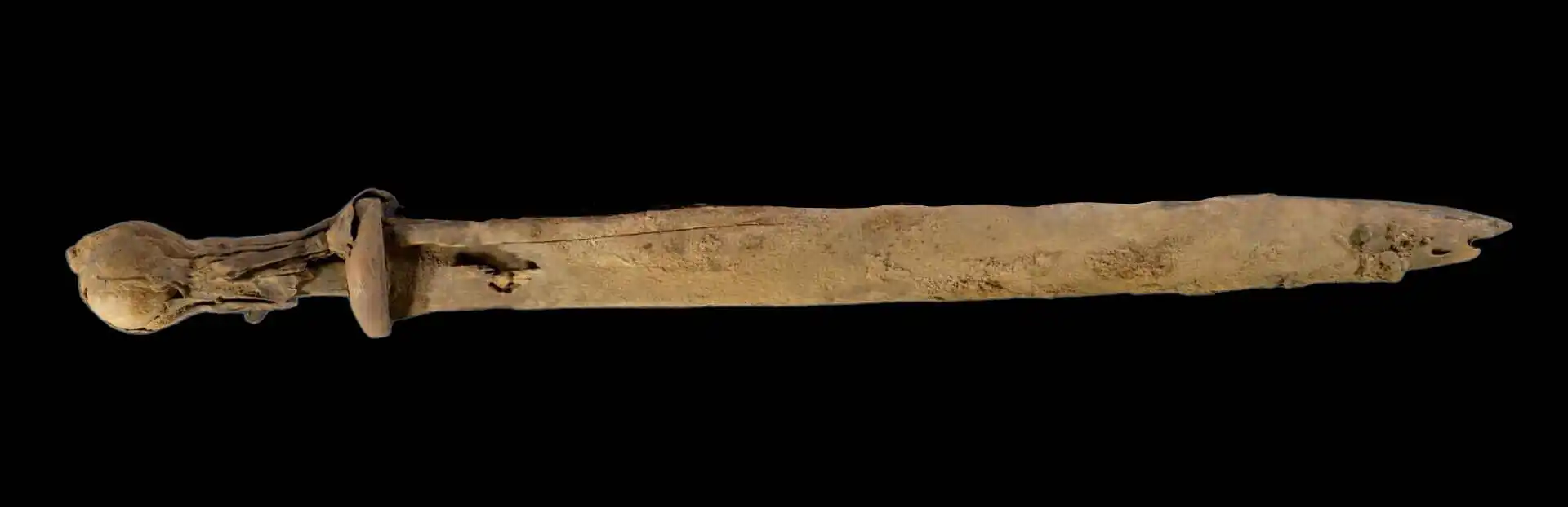 Ancient Roman swords unearthed in Judean desert cave stun archaeologists 3 Roman sword discovery in Judean Desert