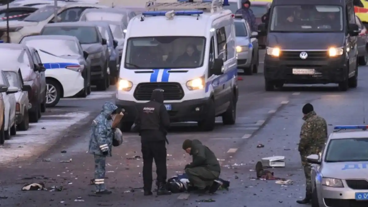 Bomb blast in Moscow kills two police officers