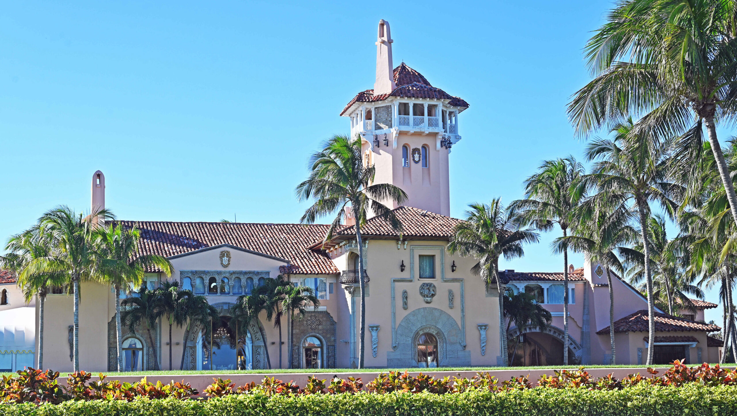 Armed Mar-a-Lago intruder shot dead